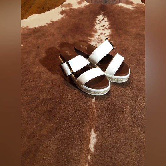 MIA chunky sandals
Size 7.5 - Picture 1 of 7